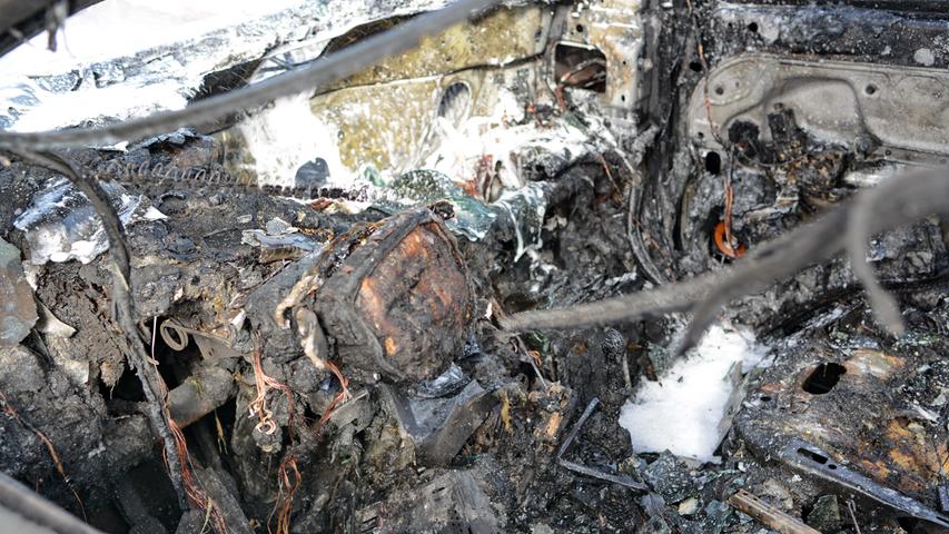 Auto brennt auf der A73 aus: Polizei kämpft gegen Unfall-Gaffer 