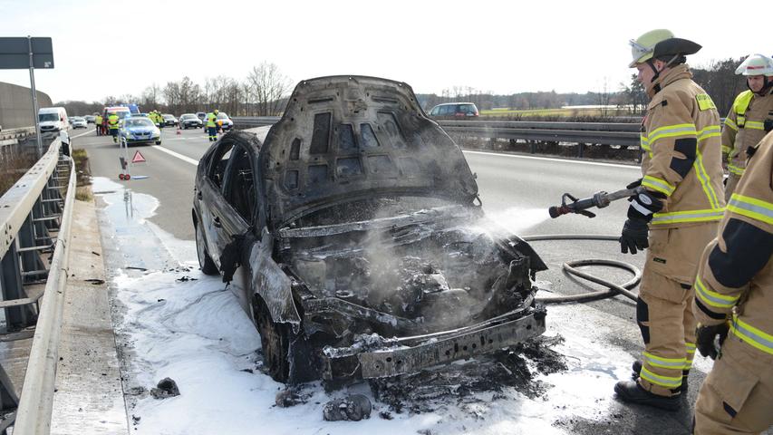 Auto brennt auf der A73 aus: Polizei kämpft gegen Unfall-Gaffer 