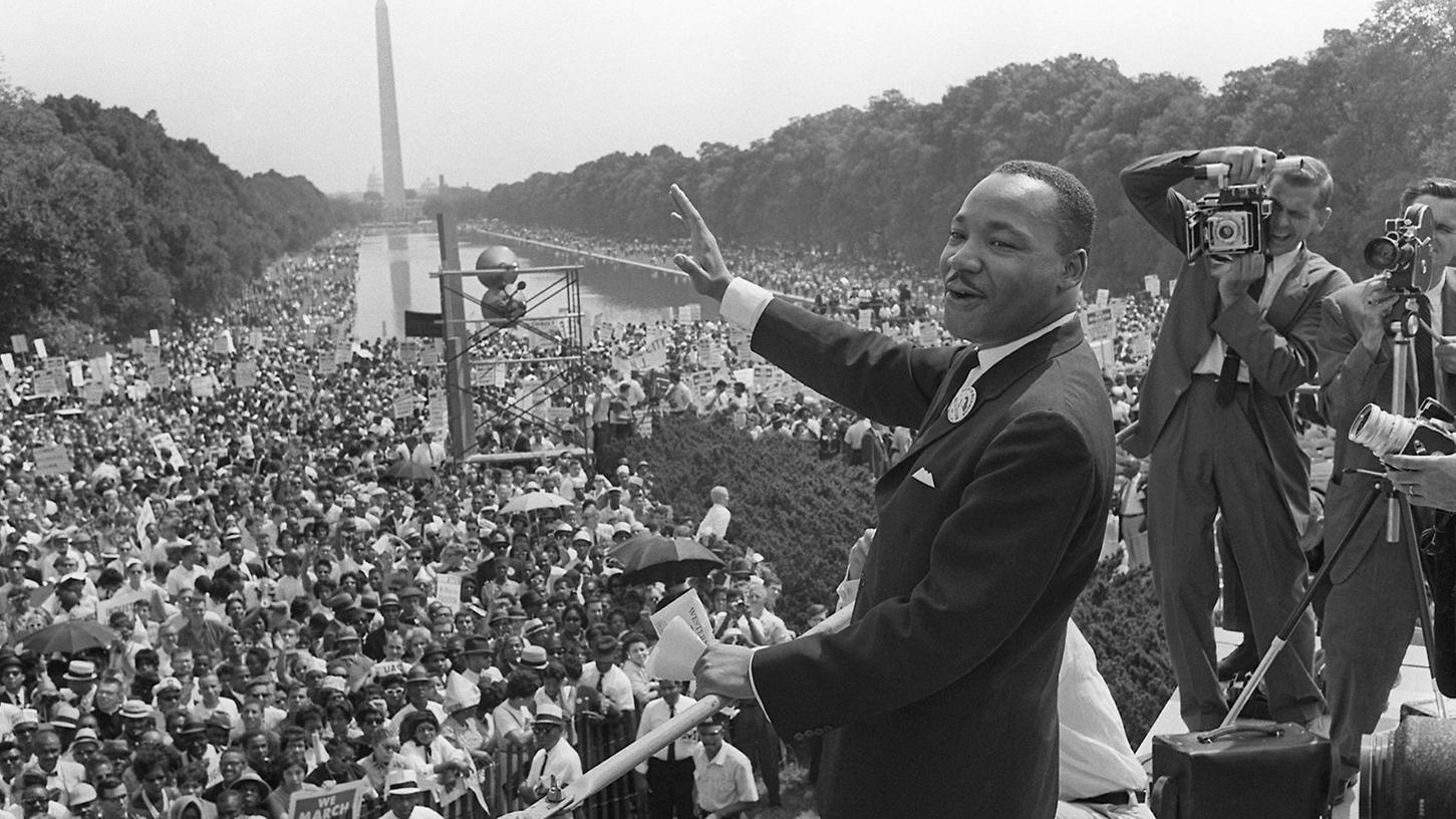 Historischer Auftritt: Martin Luther King winkt am 28. August 1963 seinen Anhängern auf der Mall in Washington zu. Dort hielt er seine wohl berühmteste Rede mit dem legendären Satzanfang "I have a dream...".