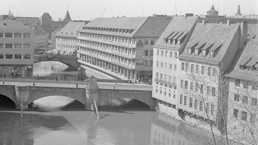 Keine Sorgen mehr mit dem Nürnberger 'Leib-und-Magen-Fluss": die durch die Innenstadt fließende Pegnitz kann ruhig einmal anschwellen. Sie wird keinen Schaden mehr anrichten.Das Herzstück der Hochwasser-Freilegung bildet der bald vollständig überbaute Stollen mit dem Einlauf an der Museumsbrücke (Bild) und dem Auslauf ein Stückchen westlich der Fleischbrücke. Hier geht es zum Kalenderblatt vom 5. April 1968: Die Pegnitz bleibt brav im Bett