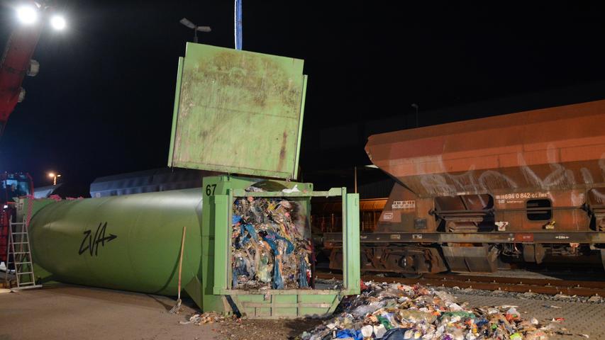 Alarm am Rangierbahnhof: Baby-Schreie tönen aus Müllcontainer