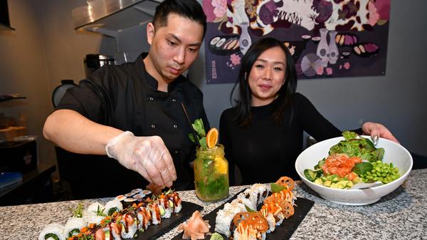 Für das Dai Sushi & Asian Fusion in Nürnberg gingen 315 Stimmen ein - damit sichert sich das Restaurant Platz 4 im Uservoting und verfehlt das Siegertreppchen nur knapp. Im Dai Sushi & Asian Fusion locken neben Sushi auch weitere asiatische Gerichte, wie Poke Bowls, die man selbst zusammenstellen kann. Beim Dai können Sie sowohl zum Abholen bestellen als auch liefern lassen. Weitere Informationen zum Dai erhalten Sie in unserem Gastro-Guide.