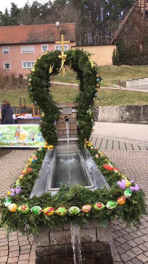 Die Obererlbacher Böllerschützenverein haben den Dorfbrunnen von Obererlbach in ein österliches Gewand gehüllt.