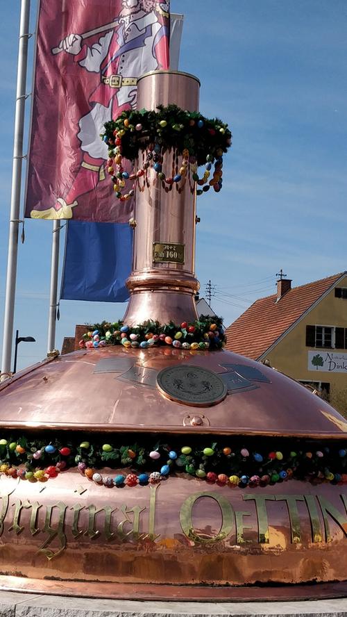 Eine originelle Idee: Der Kupferkessel der Oettinger Brauerei, der in der Mitte des Kreisverkehrs am Ortseingang von Oettingen steht, wurde österlich geschmückt.