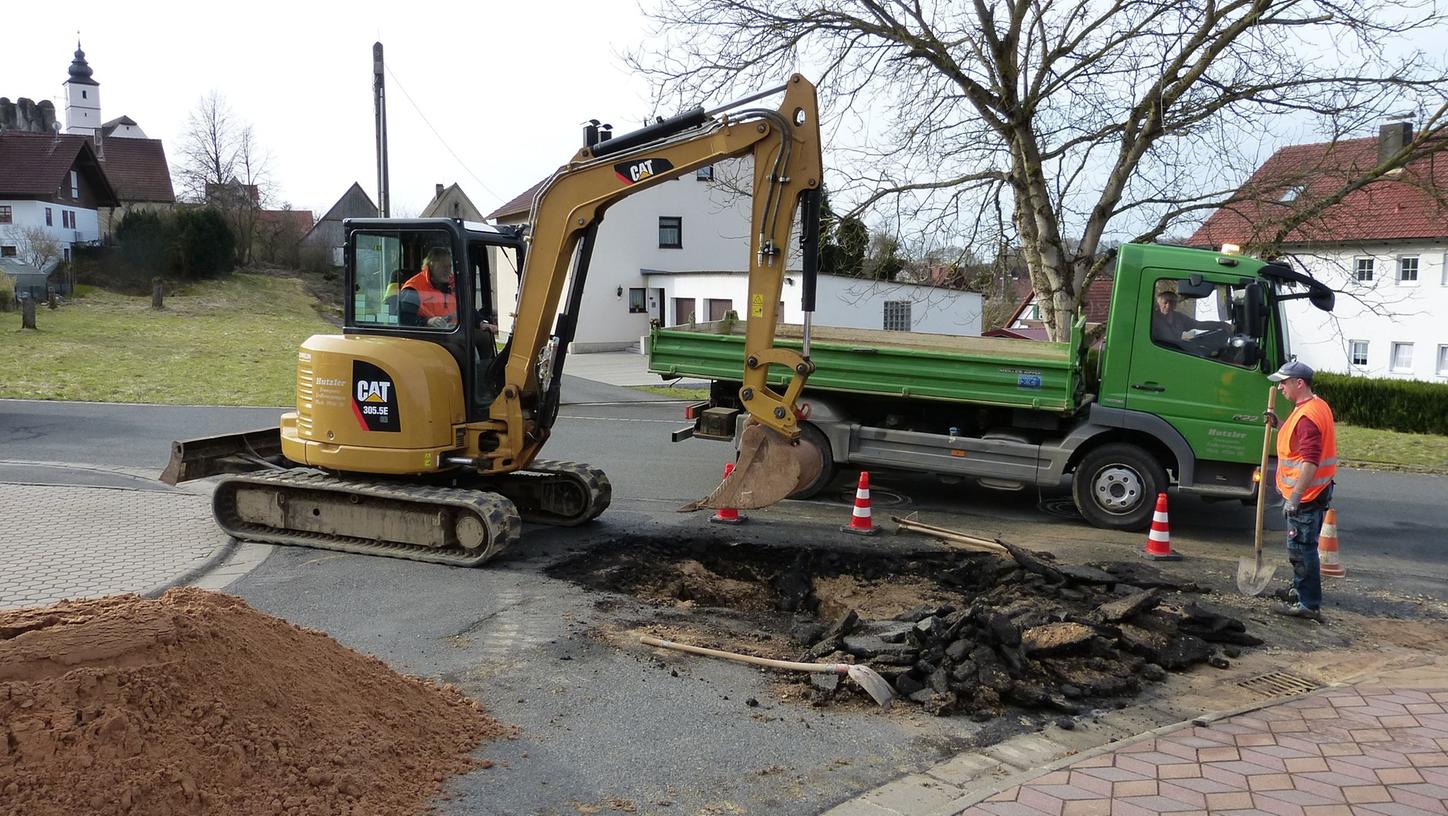 Nach dem Lkw-Unfall laufen die Reparaturarbeiten in Hiltpoltstein unter Hochdruck. Nach dem Lkw-Unfall laufen die Reparaturarbeiten in Hiltpoltstein unter Hochdruck.