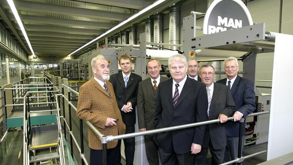 ... Denn die Farbfotos halten Einzug in den Redaktionen! Das führt zu der größten Investition in der Geschichte der Nürnberger Nachrichten: Die Familie Schnell setzt 2003 trotz Wirtschaftskrise ein Zeichen und investiert weit über 120 Millionen Euro in eine hochmoderne Produktions- und Drucktechnik, das neue Druckhaus des Verlags Nürnberger Presse.