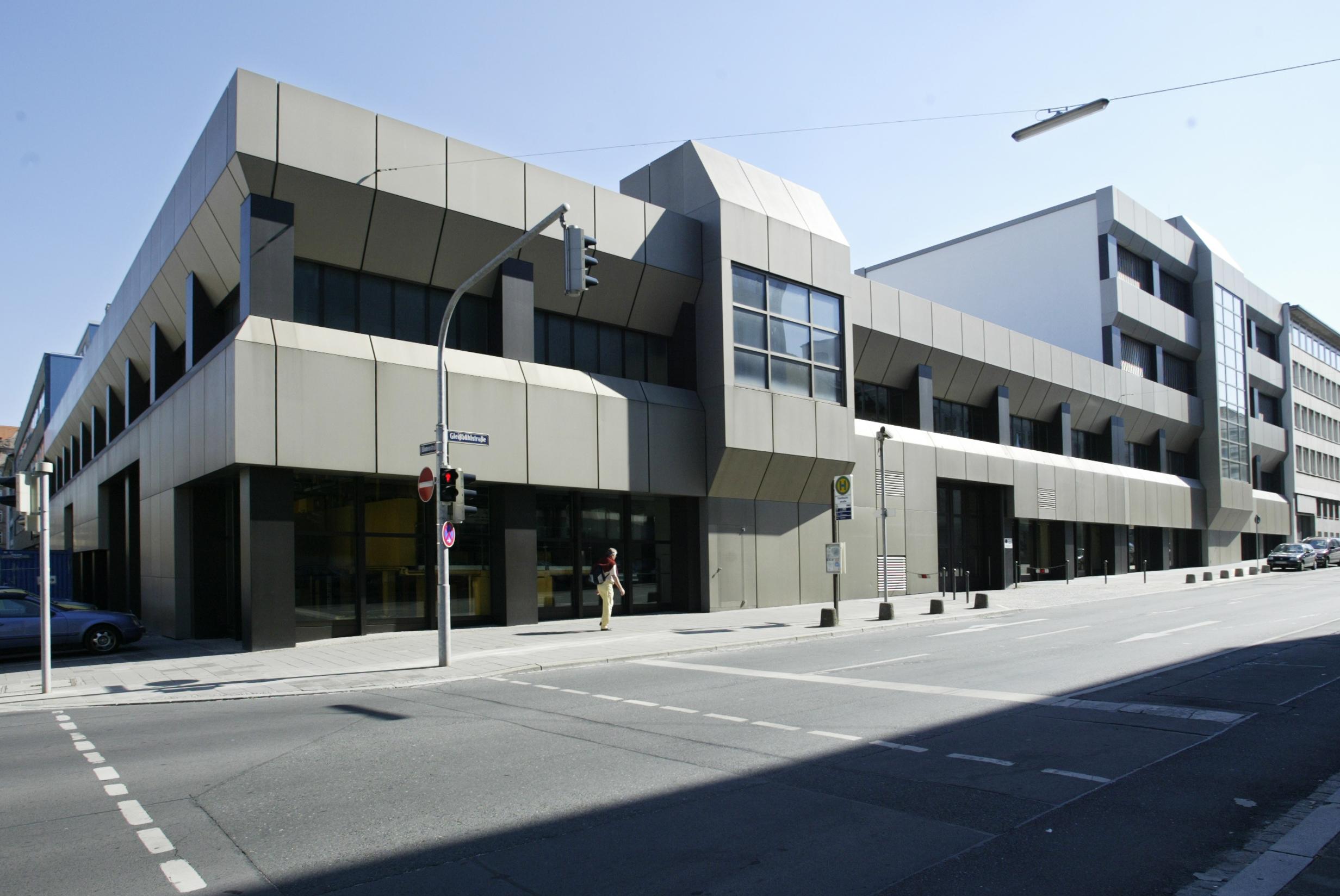 Von außen sieht man dem Neubau in der Gleißbühlstraße die gewaltigen Dimensionen im Innenleben nicht an.