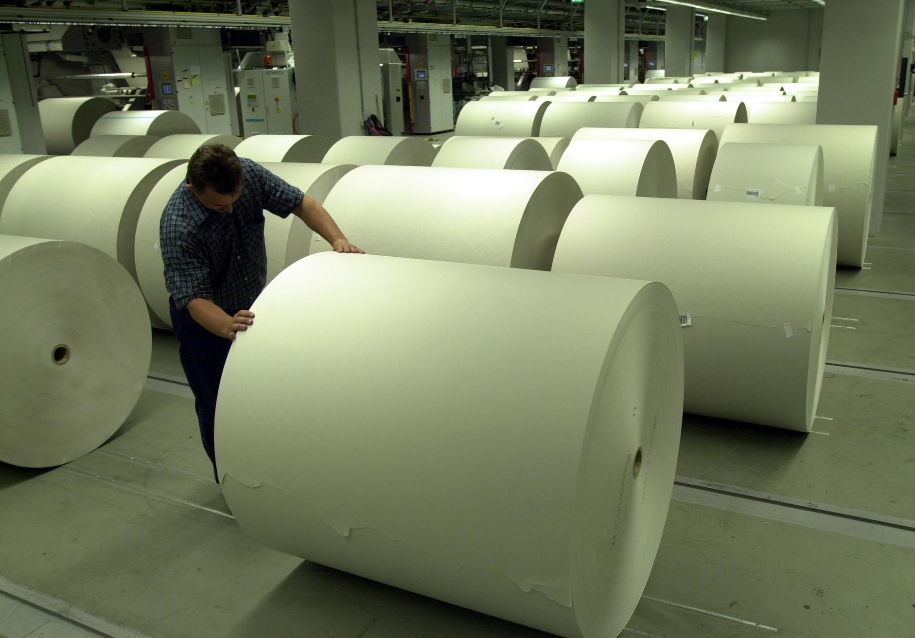 Nachschub an Papier liegt jederzeit bereit: Eine Rolle bietet jeweils Platz für zehn Kilometer Zeitung. Zu drei Vierteln besteht die Zeitung übrigens aus recycelten Stoffen: Rund 700.000 Tonnen Altpapier werden für die Jahresproduktion verwendet.