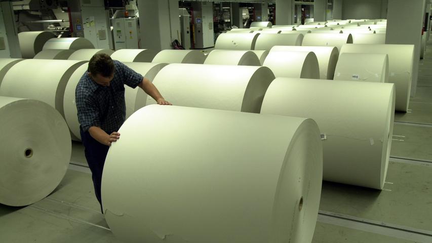 Nachschub an Papier liegt jederzeit bereit: Eine Rolle bietet jeweils Platz für zehn Kilometer Zeitung. Zu drei Vierteln besteht die Zeitung übrigens aus recycelten Stoffen: Rund 700.000 Tonnen Altpapier werden für die Jahresproduktion verwendet.