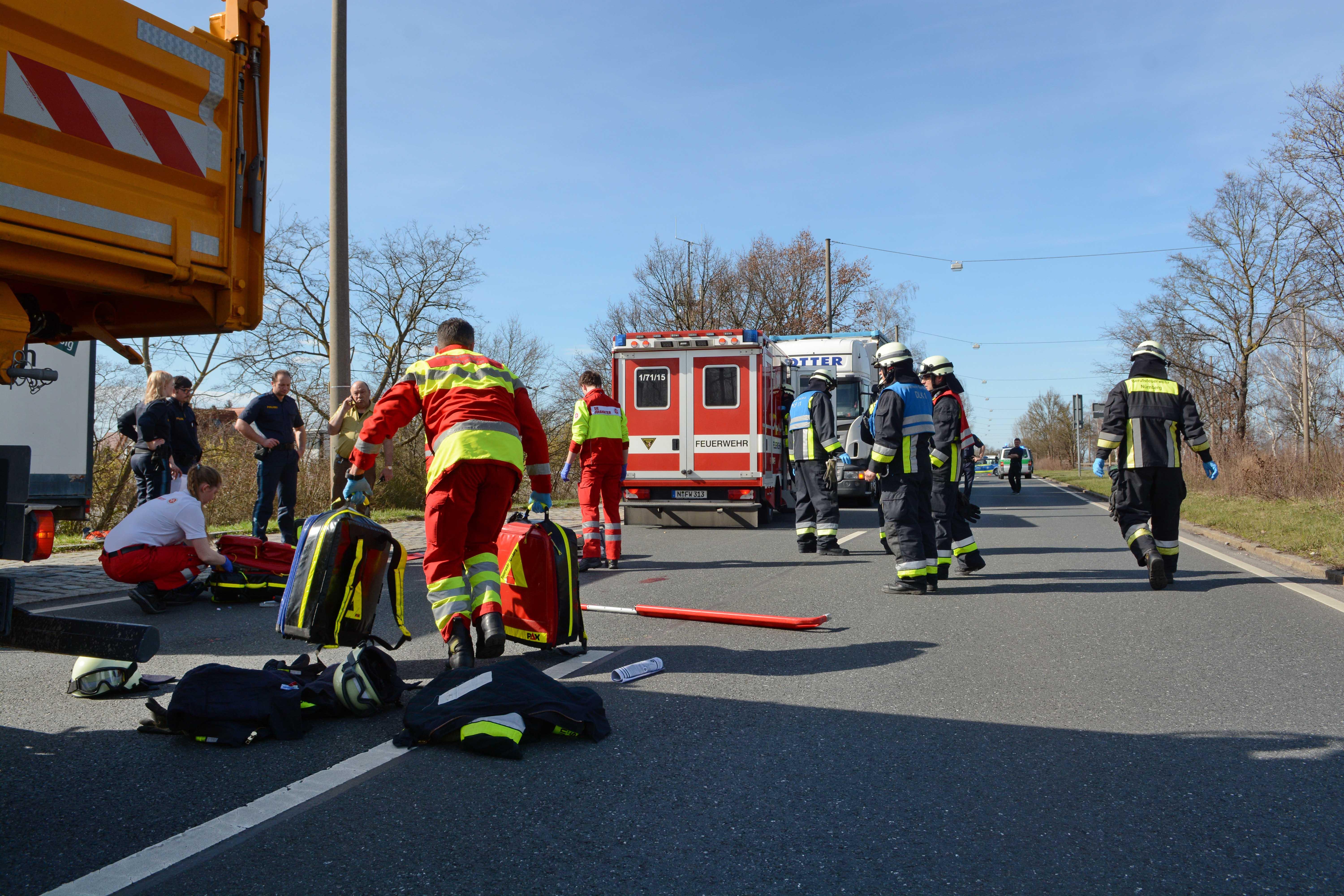 Schwerer Unfall Auf Der B4: Lkw Verletzt Fußgänger Lebensgefährlich ...