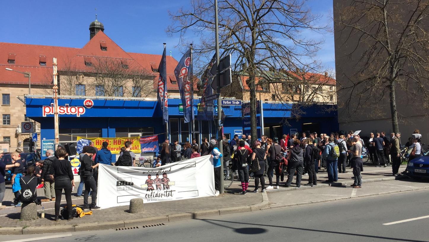 Vor dem Prozess gegen den 32 Jahre alten Mann aus Gostenhof  hielt das Bündnis "Widerstand Mai 31 – Solidarität ist kein Verbrechen" eine Kundgebung ab.