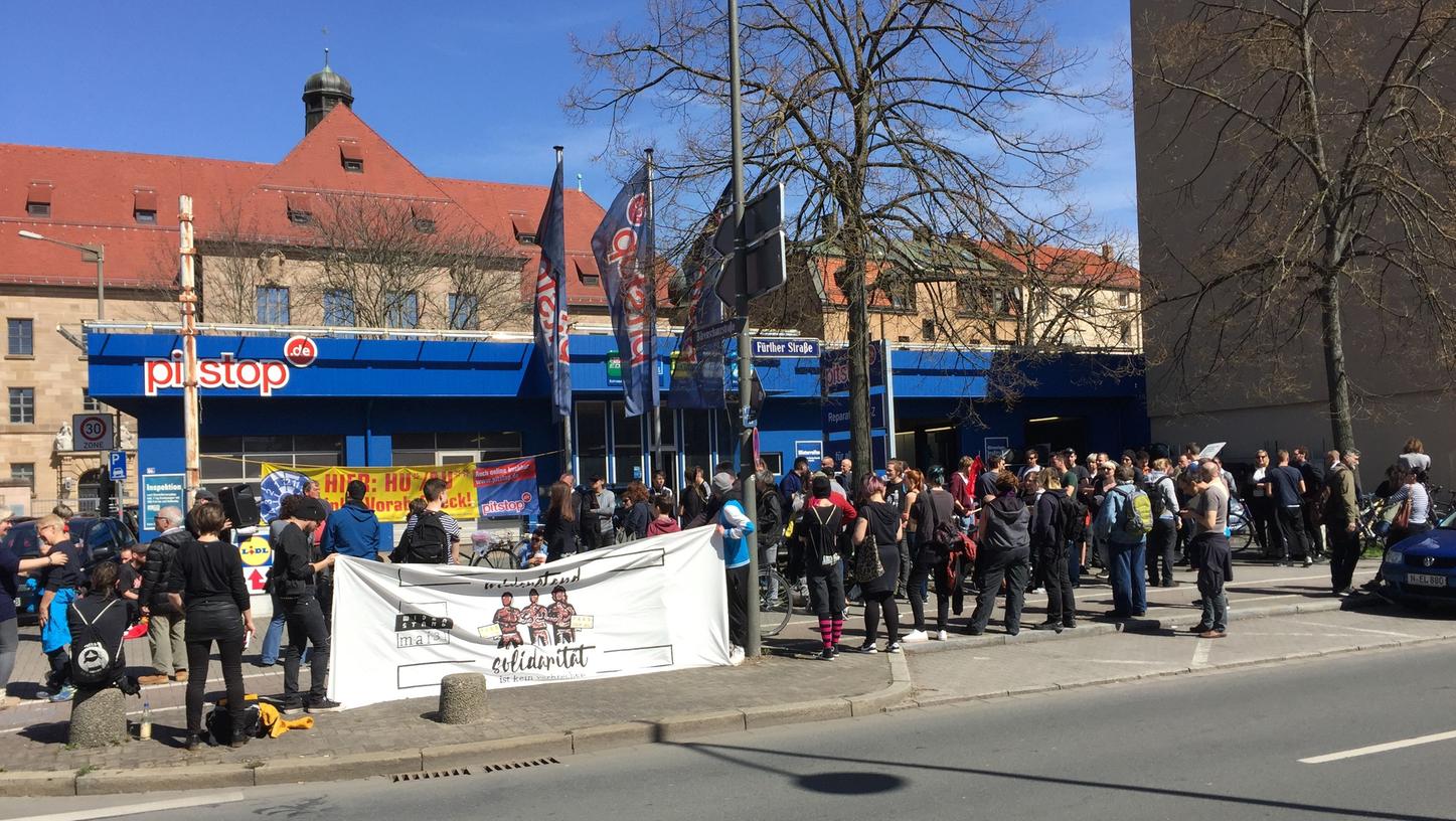 Vor dem Prozess gegen den 32 Jahre alten Mann aus Gostenhof hielt das Bündnis "Widerstand Mai 31 – Solidarität ist kein Verbrechen" eine Kundgebung ab. Vor dem Prozess gegen den 32 Jahre alten Mann aus Gostenhof hielt das Bündnis "Widerstand Mai 31 – Solidarität ist kein Verbrechen" eine Kundgebung ab.