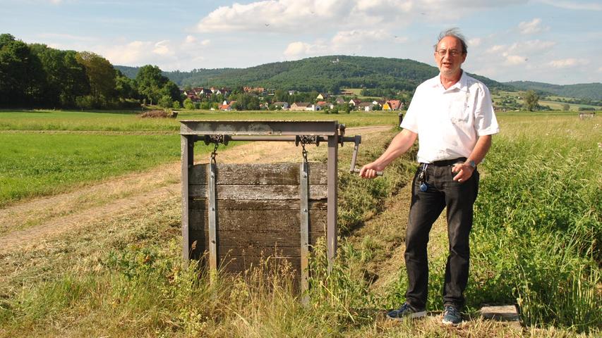 Johannes Mohr leitet im Landratsamt Forchheim den Fachbereich der ökologischen Kreisentwicklung und ist gleichzeitig Leiter des Wässerwiesen-Projektes. Zwischen Reuth und Forchheim stellt er eines der historischen Wehre für das Bewässerungssystem im Wiesenttal vor. Auch das Wiesenttal profitiert von der rege Bautätigkeit der Stadt Forchheim.
