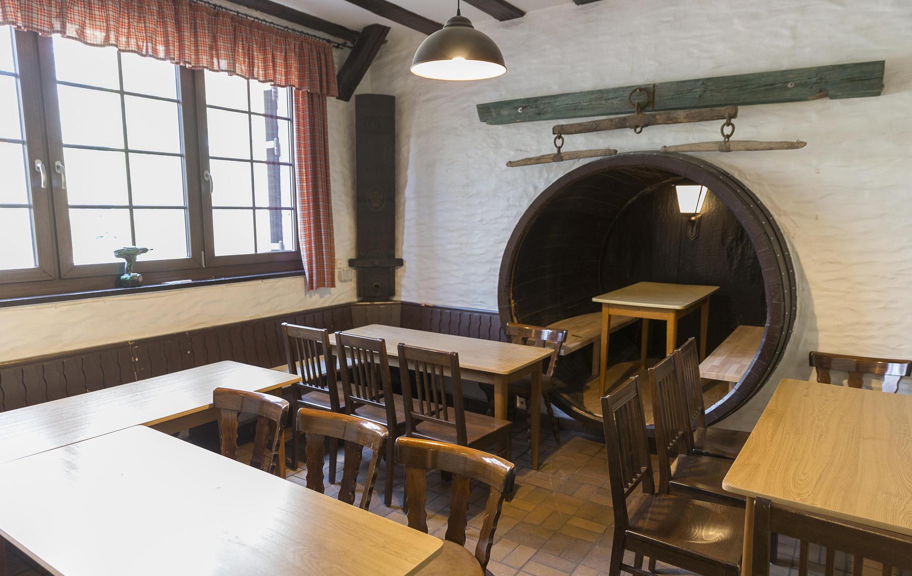 Der Felsenkeller bietet mit seiner Lage und vor allem seinem Biergarten mitten im Wald herrliches Vatertags-Ambiente. Wanderer am Vatertag dürfen sich auf ein besonderes Programm freuen. Ab 11 Uhr hat die Gaststube geöffnet und sorgt am Vatertag für musikalische Untermalung mit den Burgfarrnbacher Blech Boum.