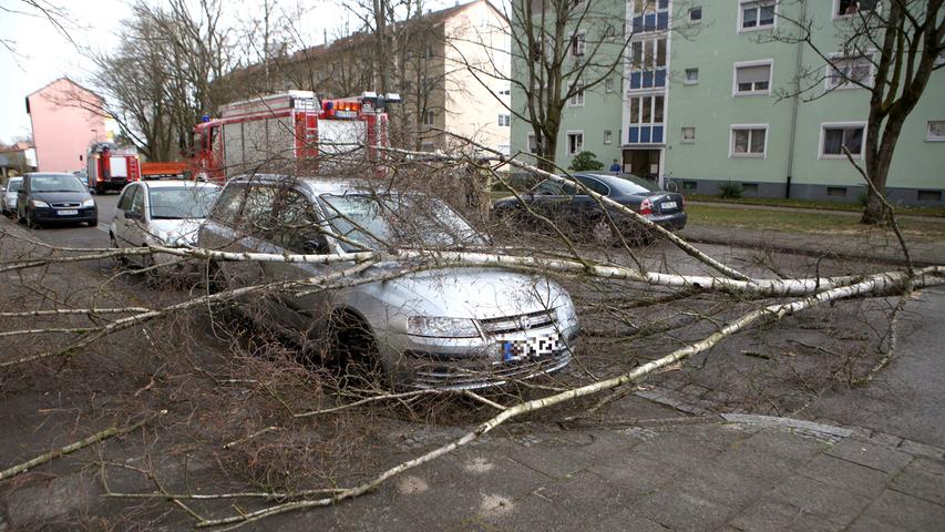 Ein kurzer Wetterumbruch, und schon war es geschehen: Nach einem weitgehend sonnigen Apriltag hat eine Kaltfront am Nachmittag in Franken für einen Ministurm gesorgt. Dem vielen auch einige Bäume zum Opfer. In Bamberg warf der Wind eine Birke auf ein geparktes Auto.