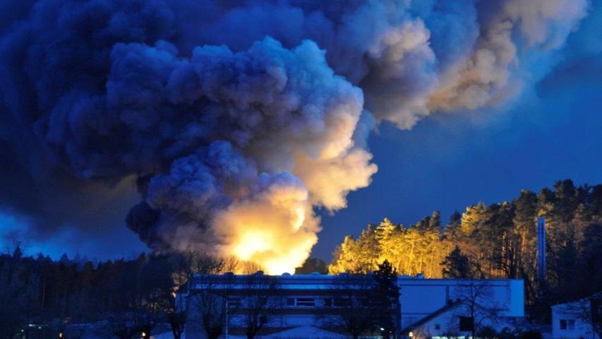 Großeinsatz in Roth: Lagerhalle in Barnsdorf in Flammen