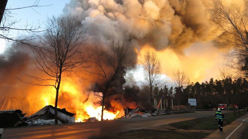 Eine Lagerhalle im Ortsteil Barnsdorf steht seit den frühen Morgenstunden in Flammen.