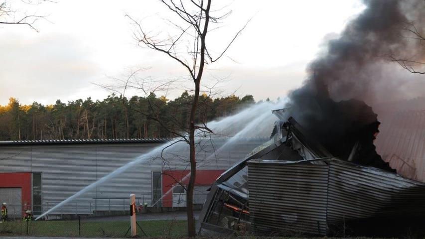 Großeinsatz in Roth: Lagerhalle in Barnsdorf in Flammen