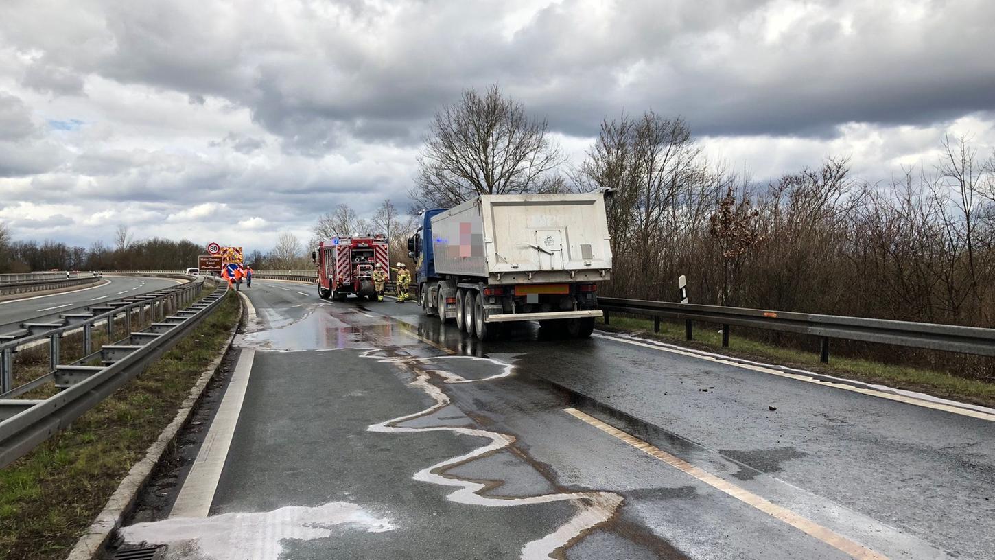 Weil ein Lastwagen gegen eine Leitschutzplanke geprallt ist, musste die Südwesttangende ab Höhe der Theodor-Heuss-Brücke komplett gesperrt werden.