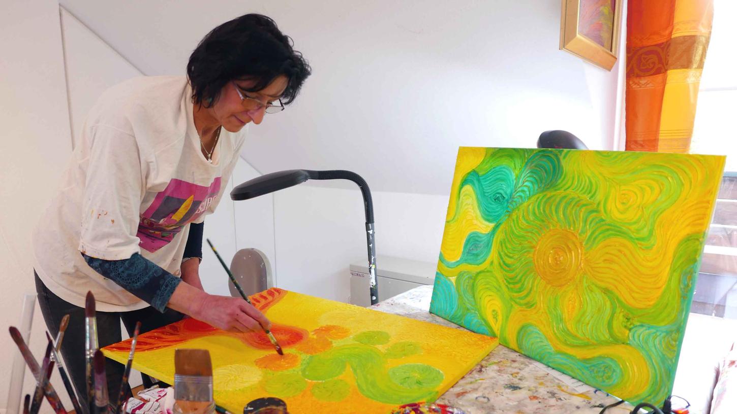 Die Künstlerin Susanne Titze in ihrem Münchsteinacher Atelier. Die Künstlerin Susanne Titze in ihrem Münchsteinacher Atelier.