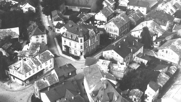 Das Wallmüllerplatz ist heute Treuchtlingens Zentrum - und sein Gesicht immer wieder Gegenstand von Diskussionen. Das ist aber noch gar nicht so lange der Fall - erst 1972 wurde aus einem belebten, eng bebauten Stadtquartier die heutige Freifläche. Unsere Galerie zeigt die Archivaufnahmen des Treuchtlinger Kuriers aus den vergangenen rund 100 Jahren in (einigermaßen) chronologischer Reihenfolge.