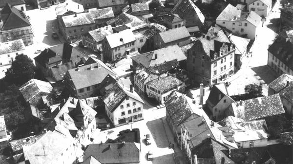 Das Wallmüllerplatz ist heute Treuchtlingens Zentrum - und sein Gesicht immer wieder Gegenstand von Diskussionen. Das ist aber noch gar nicht so lange der Fall - erst 1972 wurde aus einem belebten, eng bebauten Stadtquartier die heutige Freifläche. Unsere Galerie zeigt die Archivaufnahmen des Treuchtlinger Kuriers aus den vergangenen rund 100 Jahren in (einigermaßen) chronologischer Reihenfolge.