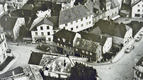 Das Wallmüllerplatz ist heute Treuchtlingens Zentrum - und sein Gesicht immer wieder Gegenstand von Diskussionen. Das ist aber noch gar nicht so lange der Fall - erst 1972 wurde aus einem belebten, eng bebauten Stadtquartier die heutige Freifläche. Unsere Galerie zeigt die Archivaufnahmen des Treuchtlinger Kuriers aus den vergangenen rund 100 Jahren in (einigermaßen) chronologischer Reihenfolge.