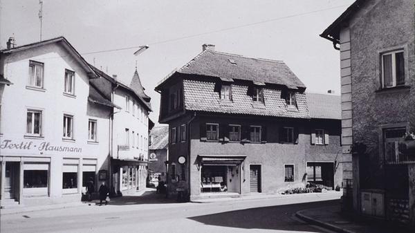 Das Wallmüllerplatz ist heute Treuchtlingens Zentrum - und sein Gesicht immer wieder Gegenstand von Diskussionen. Das ist aber noch gar nicht so lange der Fall - erst 1972 wurde aus einem belebten, eng bebauten Stadtquartier die heutige Freifläche. Unsere Galerie zeigt die Archivaufnahmen des Treuchtlinger Kuriers aus den vergangenen rund 100 Jahren in (einigermaßen) chronologischer Reihenfolge.