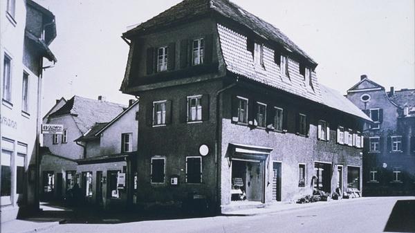 Das Wallmüllerplatz ist heute Treuchtlingens Zentrum - und sein Gesicht immer wieder Gegenstand von Diskussionen. Das ist aber noch gar nicht so lange der Fall - erst 1972 wurde aus einem belebten, eng bebauten Stadtquartier die heutige Freifläche. Unsere Galerie zeigt die Archivaufnahmen des Treuchtlinger Kuriers aus den vergangenen rund 100 Jahren in (einigermaßen) chronologischer Reihenfolge.
