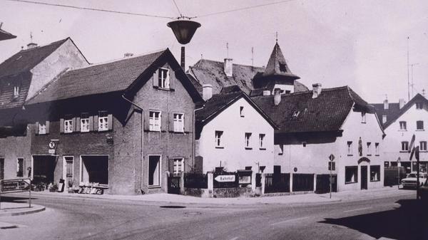 Das Wallmüllerplatz ist heute Treuchtlingens Zentrum - und sein Gesicht immer wieder Gegenstand von Diskussionen. Das ist aber noch gar nicht so lange der Fall - erst 1972 wurde aus einem belebten, eng bebauten Stadtquartier die heutige Freifläche. Unsere Galerie zeigt die Archivaufnahmen des Treuchtlinger Kuriers aus den vergangenen rund 100 Jahren in (einigermaßen) chronologischer Reihenfolge.