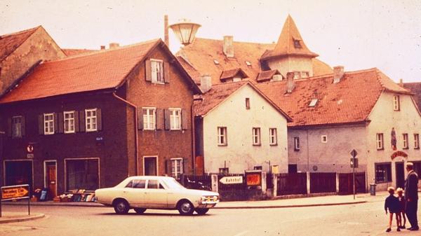 Das Wallmüllerplatz ist heute Treuchtlingens Zentrum - und sein Gesicht immer wieder Gegenstand von Diskussionen. Das ist aber noch gar nicht so lange der Fall - erst 1972 wurde aus einem belebten, eng bebauten Stadtquartier die heutige Freifläche. Unsere Galerie zeigt die Archivaufnahmen des Treuchtlinger Kuriers aus den vergangenen rund 100 Jahren in (einigermaßen) chronologischer Reihenfolge.
