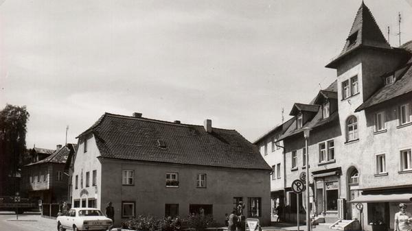 Das Wallmüllerplatz ist heute Treuchtlingens Zentrum - und sein Gesicht immer wieder Gegenstand von Diskussionen. Das ist aber noch gar nicht so lange der Fall - erst 1972 wurde aus einem belebten, eng bebauten Stadtquartier die heutige Freifläche. Unsere Galerie zeigt die Archivaufnahmen des Treuchtlinger Kuriers aus den vergangenen rund 100 Jahren in (einigermaßen) chronologischer Reihenfolge.