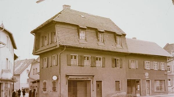 Das Wallmüllerplatz ist heute Treuchtlingens Zentrum - und sein Gesicht immer wieder Gegenstand von Diskussionen. Das ist aber noch gar nicht so lange der Fall - erst 1972 wurde aus einem belebten, eng bebauten Stadtquartier die heutige Freifläche. Unsere Galerie zeigt die Archivaufnahmen des Treuchtlinger Kuriers aus den vergangenen rund 100 Jahren in (einigermaßen) chronologischer Reihenfolge.