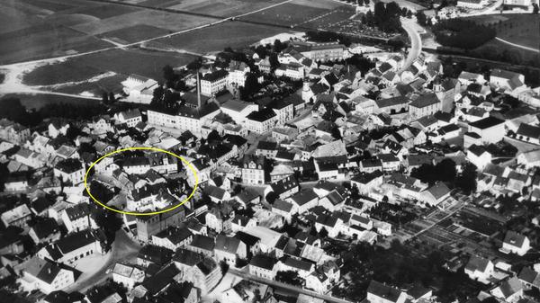 Das Wallmüllerplatz ist heute Treuchtlingens Zentrum - und sein Gesicht immer wieder Gegenstand von Diskussionen. Das ist aber noch gar nicht so lange der Fall - erst 1972 wurde aus einem belebten, eng bebauten Stadtquartier die heutige Freifläche. Unsere Galerie zeigt die Archivaufnahmen des Treuchtlinger Kuriers aus den vergangenen rund 100 Jahren in (einigermaßen) chronologischer Reihenfolge.