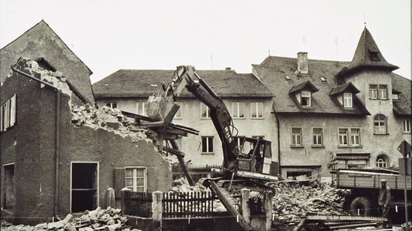 Das Wallmüllerplatz ist heute Treuchtlingens Zentrum - und sein Gesicht immer wieder Gegenstand von Diskussionen. Das ist aber noch gar nicht so lange der Fall - erst 1972 wurde aus einem belebten, eng bebauten Stadtquartier die heutige Freifläche. Unsere Galerie zeigt die Archivaufnahmen des Treuchtlinger Kuriers aus den vergangenen rund 100 Jahren in (einigermaßen) chronologischer Reihenfolge.