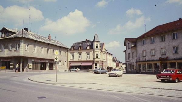 Das Wallmüllerplatz ist heute Treuchtlingens Zentrum - und sein Gesicht immer wieder Gegenstand von Diskussionen. Das ist aber noch gar nicht so lange der Fall - erst 1972 wurde aus einem belebten, eng bebauten Stadtquartier die heutige Freifläche. Unsere Galerie zeigt die Archivaufnahmen des Treuchtlinger Kuriers aus den vergangenen rund 100 Jahren in (einigermaßen) chronologischer Reihenfolge.