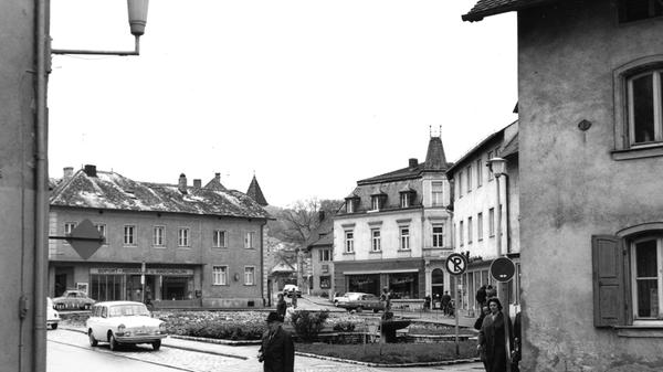 Das Wallmüllerplatz ist heute Treuchtlingens Zentrum - und sein Gesicht immer wieder Gegenstand von Diskussionen. Das ist aber noch gar nicht so lange der Fall - erst 1972 wurde aus einem belebten, eng bebauten Stadtquartier die heutige Freifläche. Unsere Galerie zeigt die Archivaufnahmen des Treuchtlinger Kuriers aus den vergangenen rund 100 Jahren in (einigermaßen) chronologischer Reihenfolge.