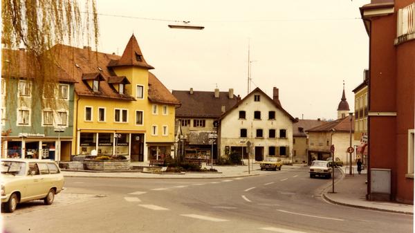 Das Wallmüllerplatz ist heute Treuchtlingens Zentrum - und sein Gesicht immer wieder Gegenstand von Diskussionen. Das ist aber noch gar nicht so lange der Fall - erst 1972 wurde aus einem belebten, eng bebauten Stadtquartier die heutige Freifläche. Unsere Galerie zeigt die Archivaufnahmen des Treuchtlinger Kuriers aus den vergangenen rund 100 Jahren in (einigermaßen) chronologischer Reihenfolge.