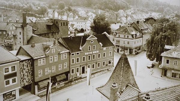 Das Wallmüllerplatz ist heute Treuchtlingens Zentrum - und sein Gesicht immer wieder Gegenstand von Diskussionen. Das ist aber noch gar nicht so lange der Fall - erst 1972 wurde aus einem belebten, eng bebauten Stadtquartier die heutige Freifläche. Unsere Galerie zeigt die Archivaufnahmen des Treuchtlinger Kuriers aus den vergangenen rund 100 Jahren in (einigermaßen) chronologischer Reihenfolge.