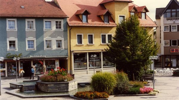 Das Wallmüllerplatz ist heute Treuchtlingens Zentrum - und sein Gesicht immer wieder Gegenstand von Diskussionen. Das ist aber noch gar nicht so lange der Fall - erst 1972 wurde aus einem belebten, eng bebauten Stadtquartier die heutige Freifläche. Unsere Galerie zeigt die Archivaufnahmen des Treuchtlinger Kuriers aus den vergangenen rund 100 Jahren in (einigermaßen) chronologischer Reihenfolge.