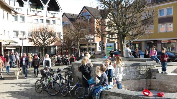 Das Wallmüllerplatz ist heute Treuchtlingens Zentrum - und sein Gesicht immer wieder Gegenstand von Diskussionen. Das ist aber noch gar nicht so lange der Fall - erst 1972 wurde aus einem belebten, eng bebauten Stadtquartier die heutige Freifläche. Unsere Galerie zeigt die Archivaufnahmen des Treuchtlinger Kuriers aus den vergangenen rund 100 Jahren in (einigermaßen) chronologischer Reihenfolge.