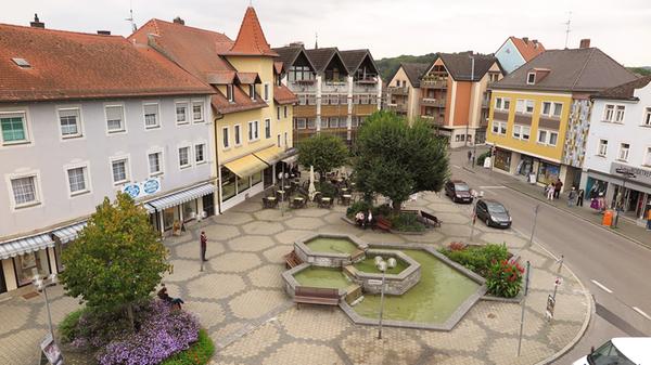 Das Wallmüllerplatz ist heute Treuchtlingens Zentrum - und sein Gesicht immer wieder Gegenstand von Diskussionen. Das ist aber noch gar nicht so lange der Fall - erst 1972 wurde aus einem belebten, eng bebauten Stadtquartier die heutige Freifläche. Unsere Galerie zeigt die Archivaufnahmen des Treuchtlinger Kuriers aus den vergangenen rund 100 Jahren in (einigermaßen) chronologischer Reihenfolge.