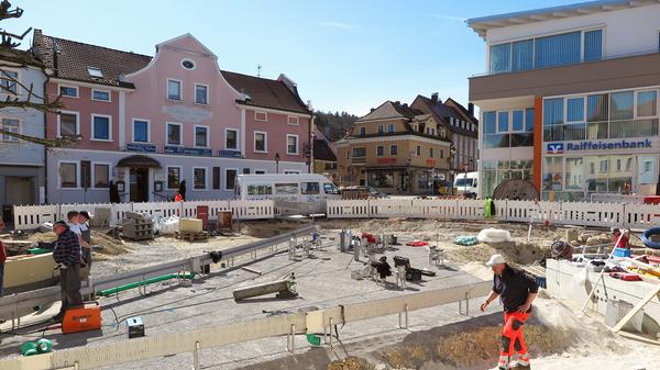 Das Wallmüllerplatz ist heute Treuchtlingens Zentrum - und sein Gesicht immer wieder Gegenstand von Diskussionen. Das ist aber noch gar nicht so lange der Fall - erst 1972 wurde aus einem belebten, eng bebauten Stadtquartier die heutige Freifläche. Unsere Galerie zeigt die Archivaufnahmen des Treuchtlinger Kuriers aus den vergangenen rund 100 Jahren in (einigermaßen) chronologischer Reihenfolge.