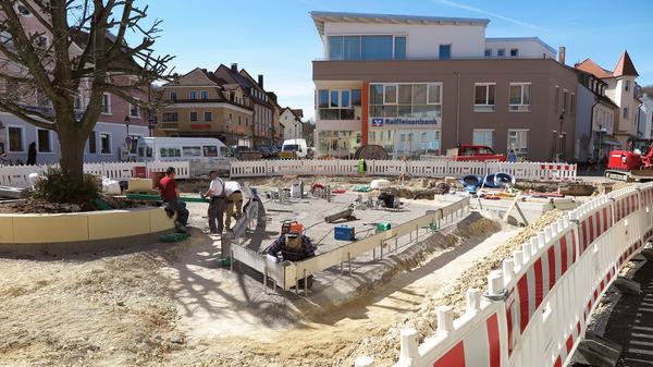 Das Wallmüllerplatz ist heute Treuchtlingens Zentrum - und sein Gesicht immer wieder Gegenstand von Diskussionen. Das ist aber noch gar nicht so lange der Fall - erst 1972 wurde aus einem belebten, eng bebauten Stadtquartier die heutige Freifläche. Unsere Galerie zeigt die Archivaufnahmen des Treuchtlinger Kuriers aus den vergangenen rund 100 Jahren in (einigermaßen) chronologischer Reihenfolge.