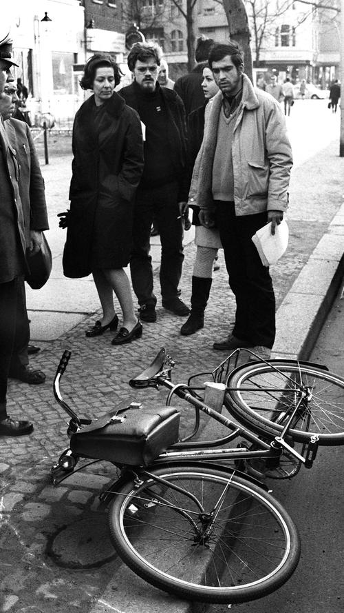 Nach dem Attentat auf Benno Ohnesorg am 2. Juni 1967 erwischte es am 11. April 1968 auch Rudi Dutschke. Der 23-Jährige Hilfsarbeiter Josef Bachmann schoss dreimal auf Dutschke, der am West-Berliner Kurfürstendamm mit dem Fahrrad unterwegs war. Er traf Dutschke zweimal am Kopf und einmal in die linke Schulter. Der Studentenführer erlitt schwere Hirnverletzungen, überlebte aber.
