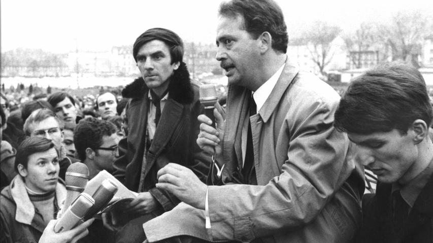 Eine Stunde lang diskutierte der Soziologe Ralf Dahrendorf, Mitglied des FDP-Bundesvorstandes, während des FDP-Bundesparteitags am 30. Januar 1968 in Freiburg mit Dutschke. Dabei erlebten 2000 Zuhörer, dass Dahrendorf besser argumentieren konnte als Dutschke.