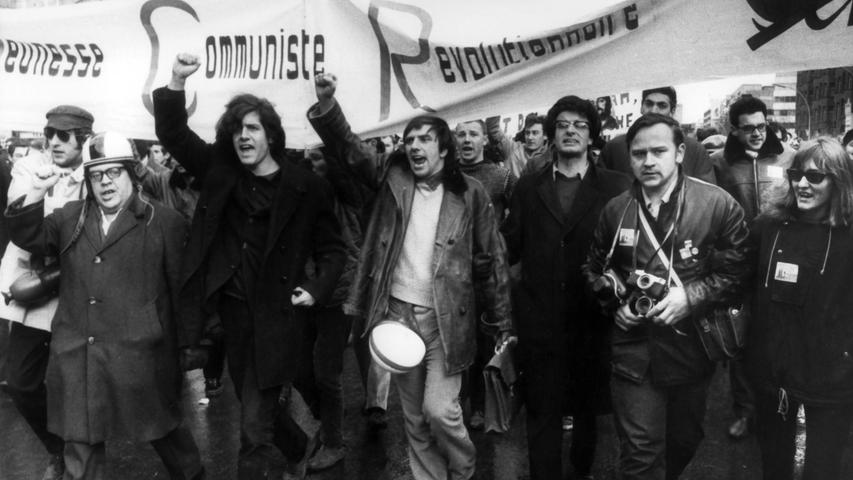 Auch gegen den Vietnam-Krieg marschierte Rudi-Dutsche (Mitte, mit erhobener Faust) an der Seite des Lyrikers und Schriftstellers Erich Fried (links) am 18. Februar 1968 in Berlin. 12.000 Menschen nahmen an der Demonstration teil. Schon im Mai 1966 hatte Dutschke einen bundesweiten Vietnamkongress in Frankfurt vorbereitet.