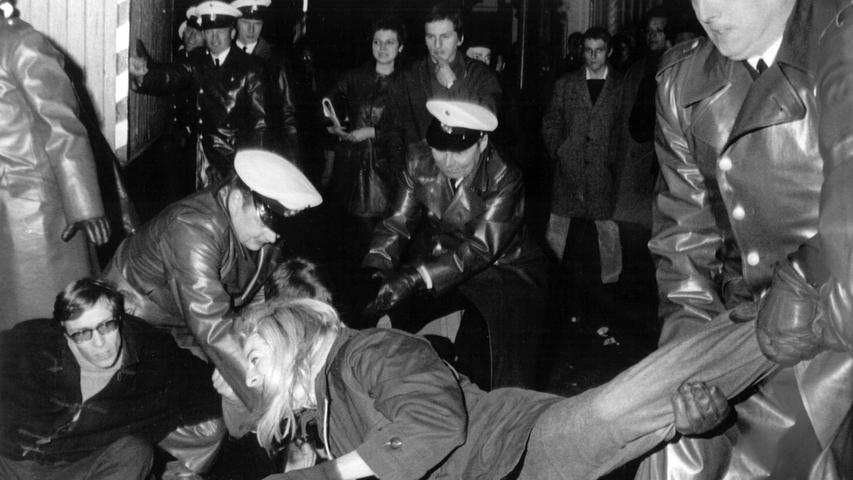Polizisten räumen in der Nacht zum 13. April 1968 eine Straße vor dem Gebäude des Springer-Verlages in Hamburg. Eine Welle von Protestdemonstrationen hatte das Attentat auf Rudi Dutschke ausgelöst. Die Demonstrationen, die das ganze Osterwochenende anhielten, richteten sich hauptsächlich gegen Gebäude des Axel-Springer-Verlages, der vom SDS als "Zentrum der systematischen Hetzkampagne gegen politische Minderheiten" bezeichnet wird.