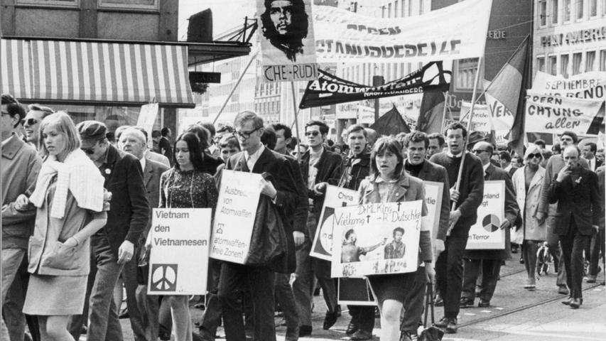 Nach den Schüssen auf Rudi Dutschke protestierten hunderte Menschen in der Nürnberger Innenstadt. Sie forderten "Vietnam den Vietnamesen", setzten sich für eine atomwaffenfreie Welt ein und trugen Bilder von Che Guevara und Rudi Dutschke vor sich her. Der Ostermarsch fand am Sonntag, also weitgehend ohne Publikum in der Innenstadt statt.