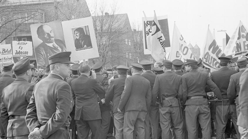 Als die Kolonne beim Ostermarsch am folgenden Tag zur Südkaserne ausbrechen wollte, stellte sich die Polizei den Marschierenden entschlossen entgegen.